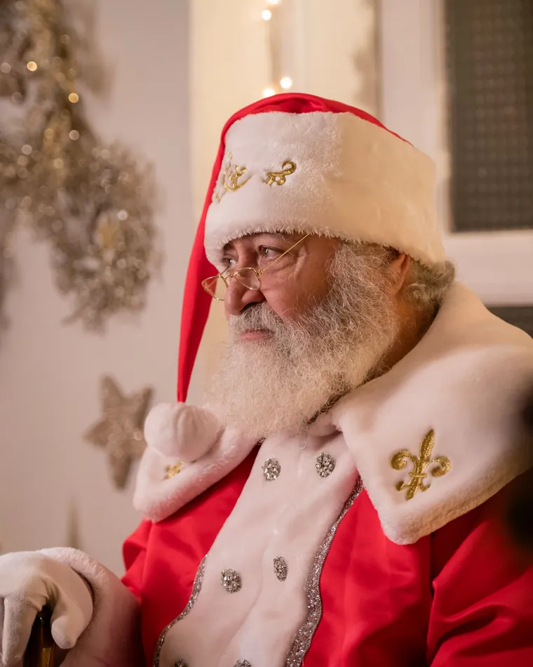 Detaliu cu barba naturală și costumul lui Moș Crăciun