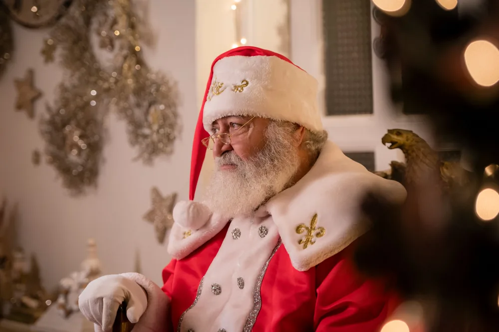 Detaliu cu barba naturală și costumul lui Moș Crăciun